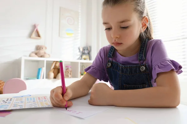 英語の授業で教室で数字を書いている女の子 — ストック写真