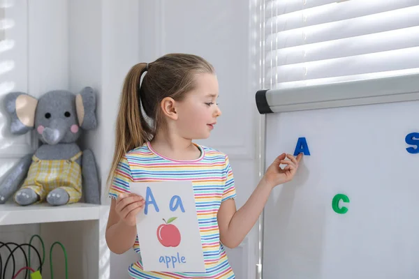 Kleines Mädchen Zeigt Buchstabe Auf Whiteboard Klassenzimmer Englischunterricht — Stockfoto