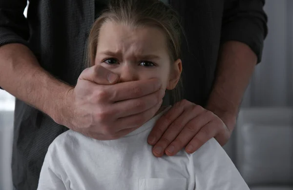 Uomo Che Copre Bocca Della Ragazzina Spaventata Casa Violenza Domestica — Foto Stock