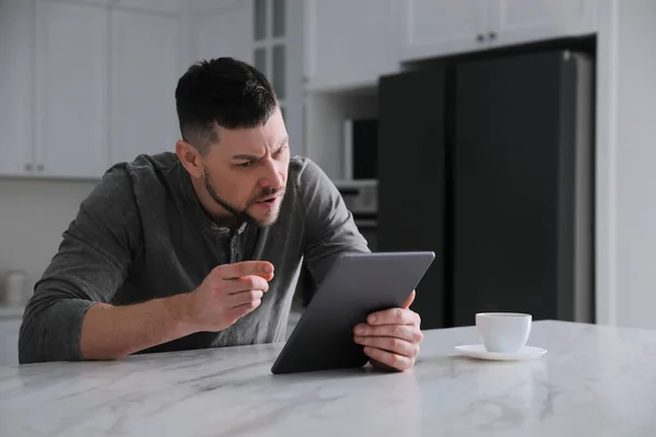 Hombre Emocional Con Tableta Mesa Cocina Concepto Odio Línea —  Fotos de Stock