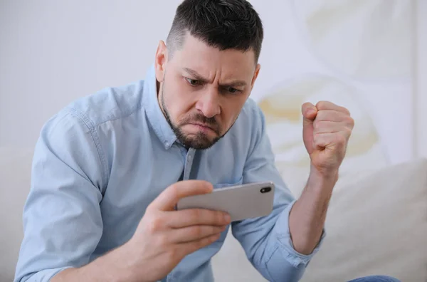 Emocjonalny Mężczyzna Smartfonem Domu Koncepcja Nienawiści Online — Zdjęcie stockowe