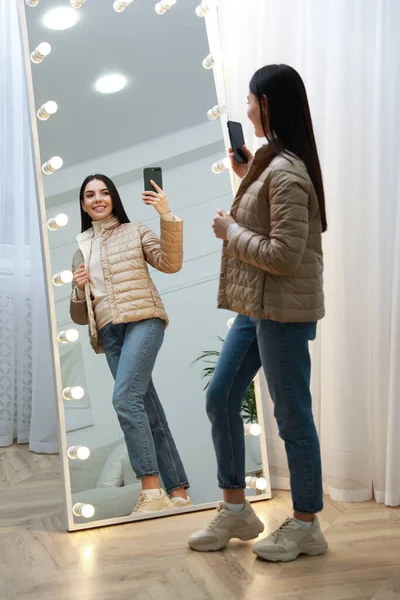 Mujer Joven Tomando Selfie Espejo Traje Elegante Casa Rutina Matinal —  Fotos de Stock