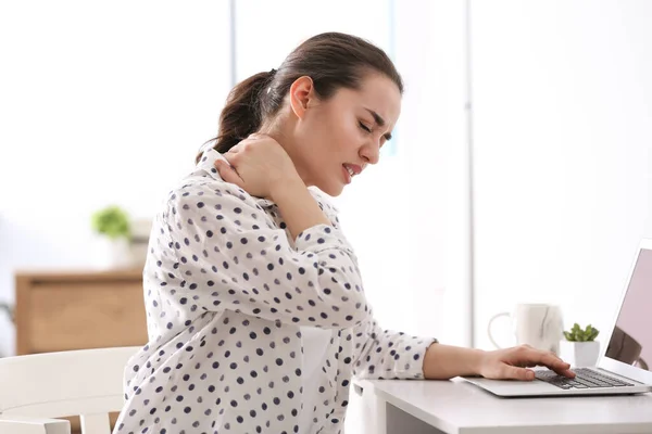 Mujer Que Sufre Dolor Cuello Oficina Problema Mala Postura — Foto de Stock