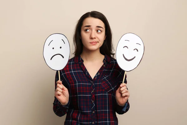 Vrouw Met Verdrietig Gelukkig Papier Gezichten Beige Achtergrond — Stockfoto