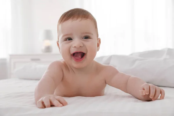 Cute Little Baby Leżące Łóżku Miękkim Kocem Wewnątrz — Zdjęcie stockowe