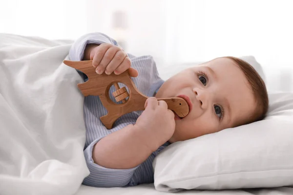 Cute Little Baby Zabawką Leżącą Łóżku Pod Miękkim Kocem Wewnątrz — Zdjęcie stockowe