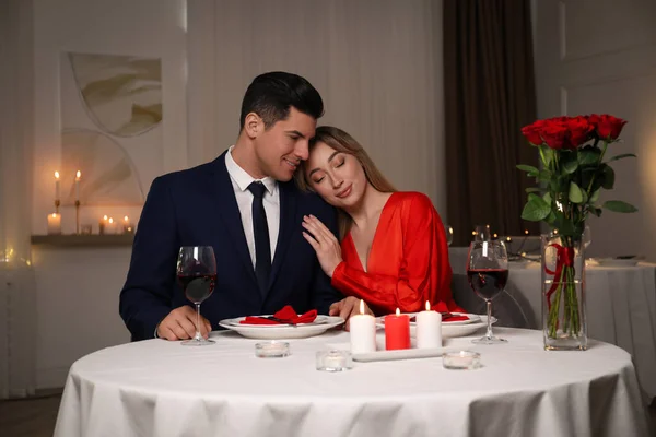 Härligt Par Som Har Romantisk Middag Restaurang — Stockfoto