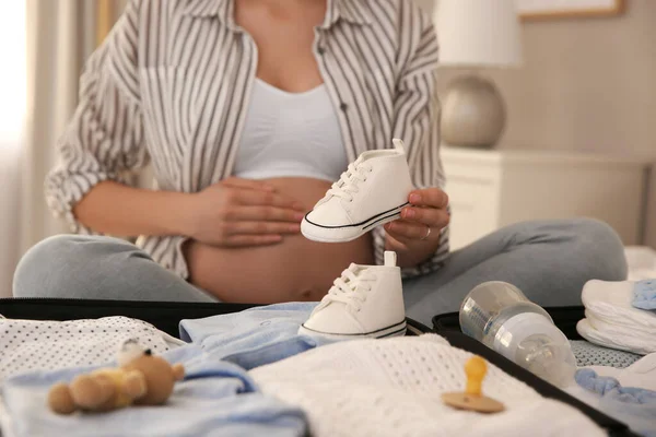 Gravid Kvinna Packning Resväska För Moderskap Sjukhus Hemma Närbild — Stockfoto