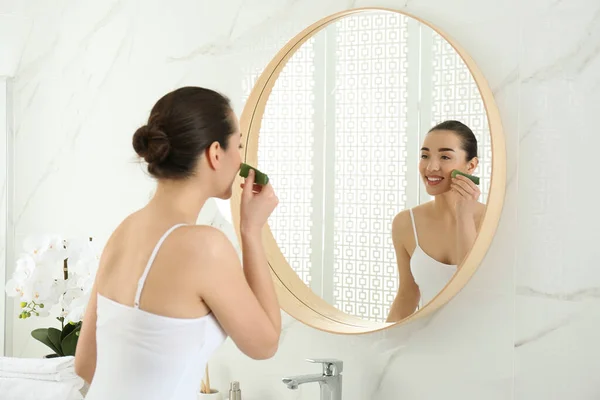 Young Woman Aloe Vera Leaf Mirror Bathroom — Stock Photo, Image