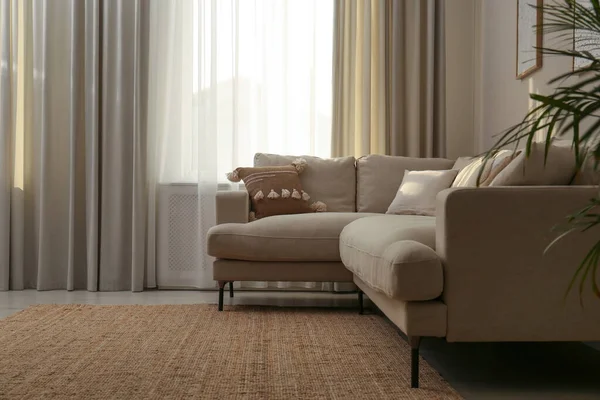 Sofá Confortável Moderno Perto Janela Elegante Sala Estar Design Interiores — Fotografia de Stock