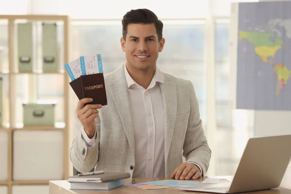 Турагент Билетами Паспортами Офисе — стоковое фото