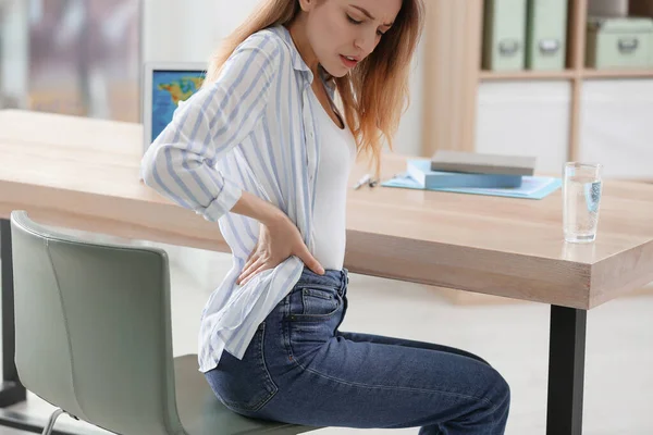 職場で腰痛に苦しむ女性 姿勢不良の症状 — ストック写真