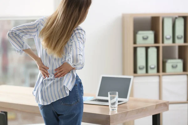 Een Vrouw Met Rugpijn Symptoom Van Slechte Houding — Stockfoto