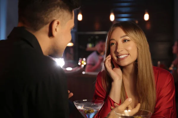 Man Vrouw Flirten Met Elkaar Bar — Stockfoto