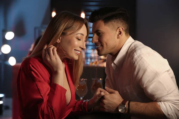 Hombre Mujer Coqueteando Entre Bar —  Fotos de Stock