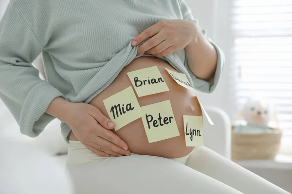 Zwangere Vrouw Met Verschillende Baby Namen Buik Binnen Close — Stockfoto