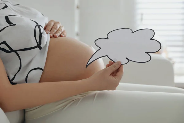 Zwangere Vrouw Met Lege Papieren Gedachte Wolk Binnen Close Naam — Stockfoto