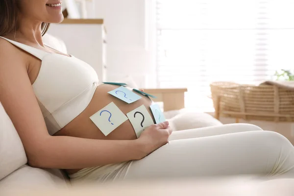 Zwangere Vrouw Met Plakkerige Notities Buik Binnen Close Naam Van — Stockfoto