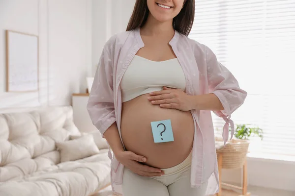 Zwangere Vrouw Met Plakkerig Briefje Haar Buik Thuis Close Naam — Stockfoto