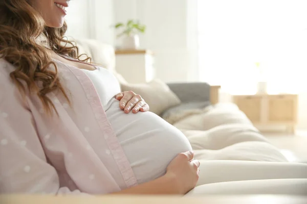 Gravid Kvinna Röra Hennes Mage Inomhus Närbild — Stockfoto