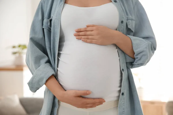 Donna Incinta Che Tocca Pancia Casa Primo Piano — Foto Stock