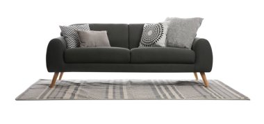 Beyaz arka planda yastıkları ve halısı olan rahat gri bir kanepe. Oturma odası için mobilyalar.