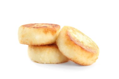 Beyaz arka planda nefis süzme peynirli krepler.