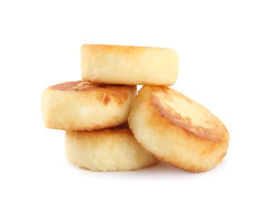 Beyaz arka planda nefis süzme peynirli krepler.