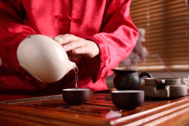 Masada geleneksel çay seremonisi düzenlemek, yakın plan.