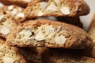 Lezzetli Cantucci masada, yakın çekimde. Geleneksel İtalyan bademli bisküvileri
