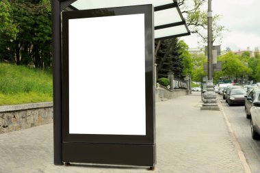 Otobüs durağındaki boş reklam panosu. Tasarım için boşluk