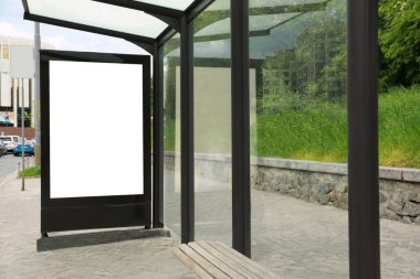 Otobüs durağındaki boş reklam panosu. Tasarım için boşluk
