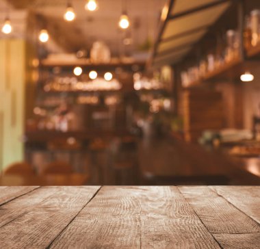 Kafedeki boş ahşap masa. Bokeh etkisi