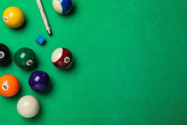 Bilardo masasında topları olan düz konum, metin için boşluk