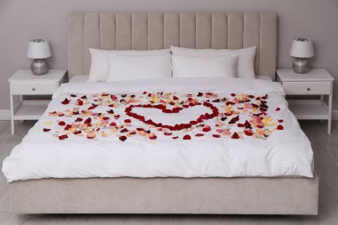 Yataktaki gül yapraklarının güzel kalbi