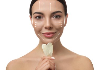Beyaz arka planda gua sha aracı ile güzel genç kadın