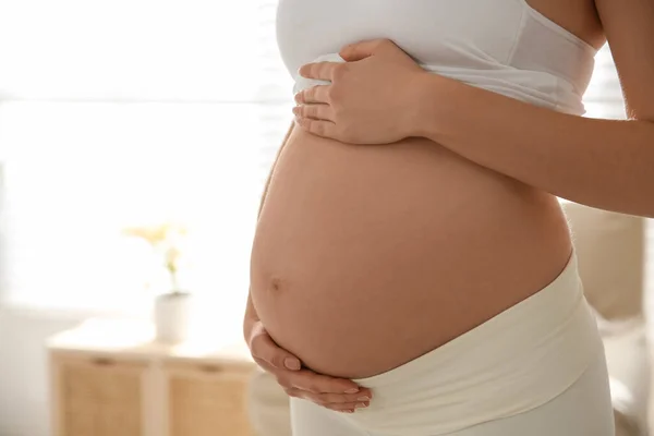 Gravid Kvinna Röra Hennes Mage Inomhus Närbild — Stockfoto