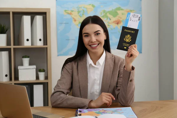 Biuro Podróży Biletem Paszportem Przy Stole Biurze — Zdjęcie stockowe