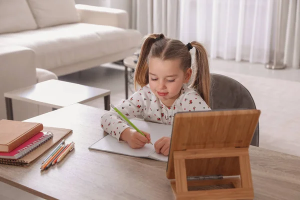 Linda Niña Haciendo Tarea Con Tableta Casa — Foto de Stock