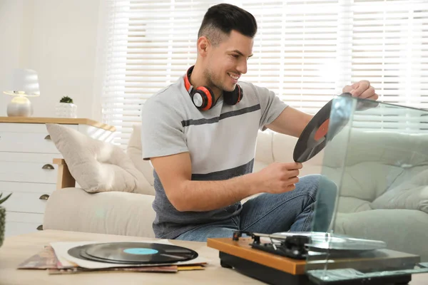 Happy Man Choisissant Disque Vinyle Pour Jouer Avec Plaque Tournante — Photo