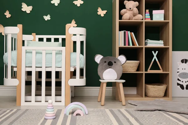 漂亮的婴儿房内部有舒适的婴儿床和玩具 — 图库照片