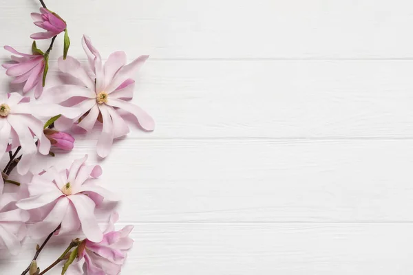 Manolya Ağacı Dalları Beyaz Ahşap Masa Üzerinde Güzel Çiçekler Düz — Stok fotoğraf