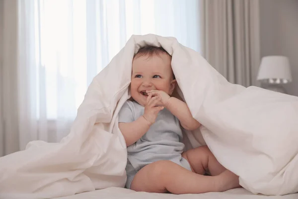 Lindo Bebé Bajo Una Manta Suave Cama Casa — Foto de Stock