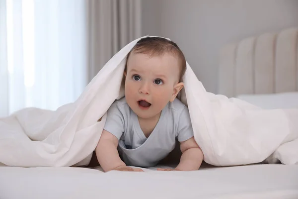 Schattige Kleine Baby Onder Zachte Deken Bed Thuis — Stockfoto