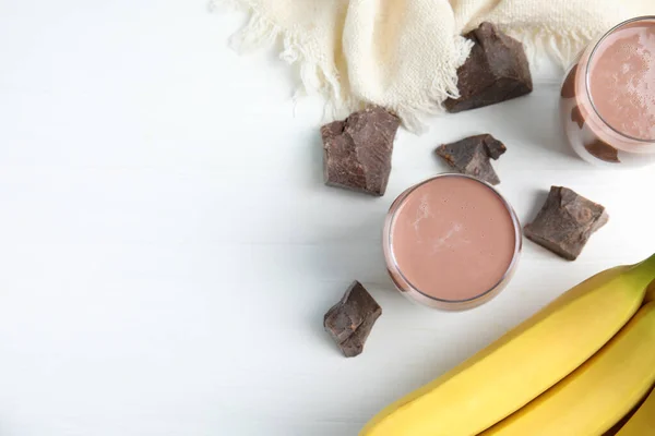 Leckere Schokoladenmilch Und Frische Zutaten Auf Weißem Holztisch Flach Gelegt — Stockfoto