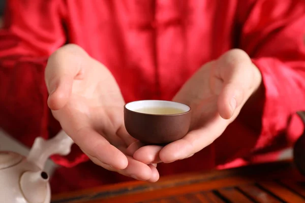 Meister Bietet Tasse Frisch Gebrühten Tee Während Der Traditionellen Zeremonie — Stockfoto