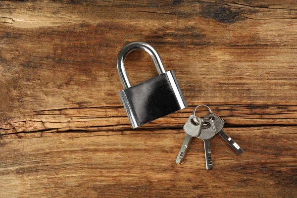 Modern Padlock Keys Wooden Table Flat Lay — Stock Photo, Image