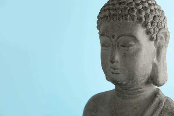 Hermosa Escultura Piedra Buda Sobre Fondo Azul Claro Espacio Para —  Fotos de Stock