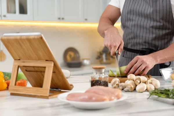 Homem Cortando Abobrinha Enquanto Assiste Curso Culinária Line Tablet Cozinha — Fotografia de Stock
