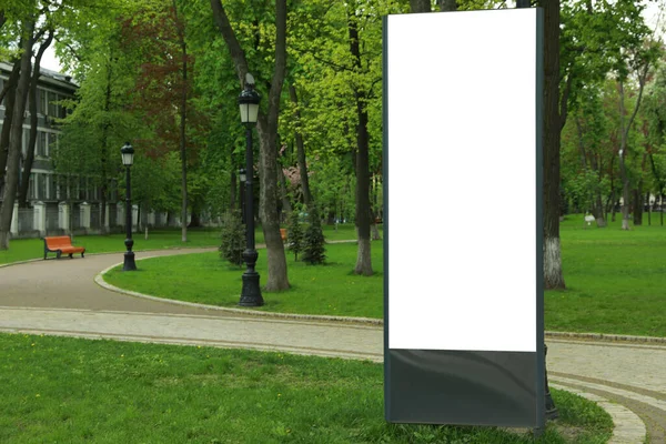 Placa Publicitária Branco Parque Espaço Para Design — Fotografia de Stock